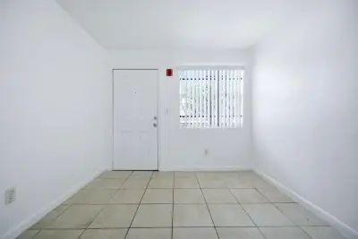 750 NW 56th St #4, Miami: photo 1 of 11