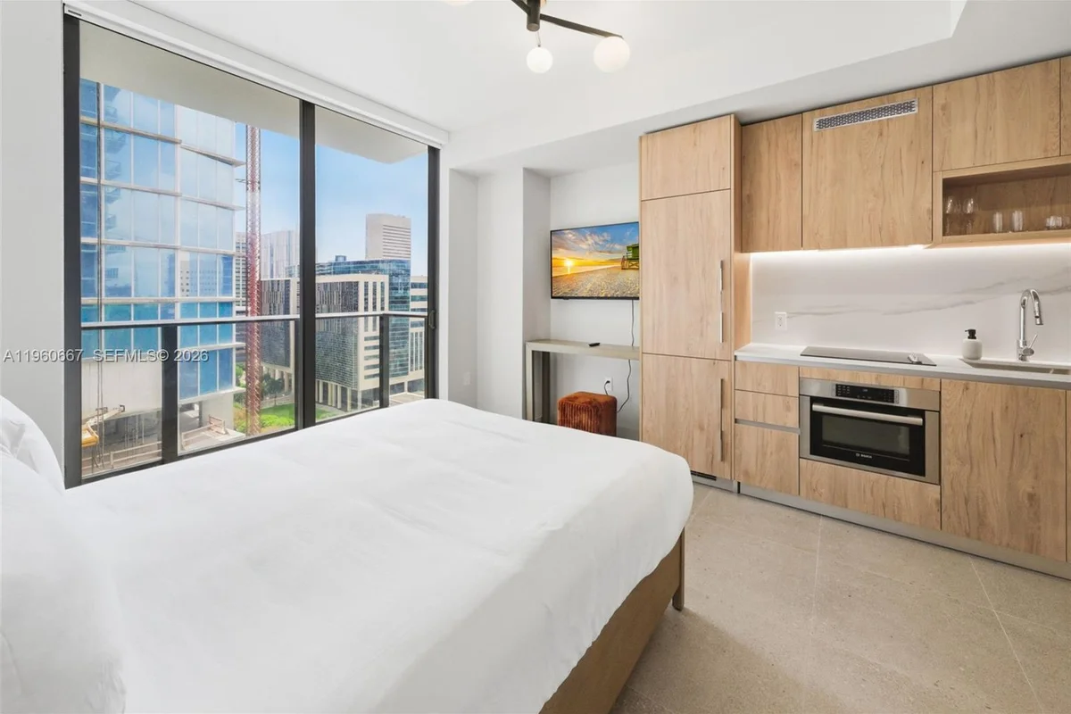 11 NE 6th St #1802, Miami: photo 1 of 28