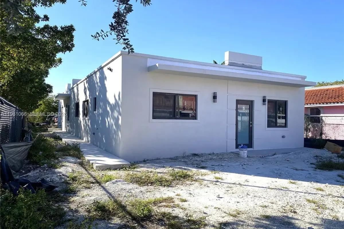 2474 W 4th Ct, Hialeah: photo 1 of 3