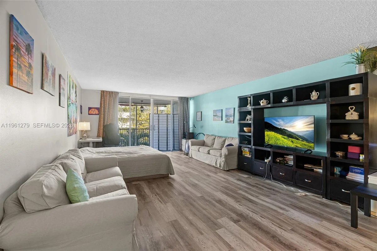 1690 NE 191st St #314-1, Miami: photo 1 of 33