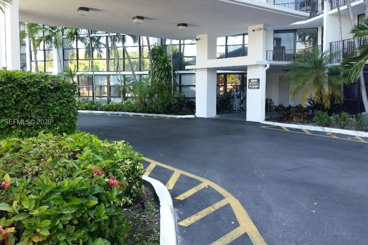 800 Parkview Dr #416, Hallandale Beach: photo 1 of 25