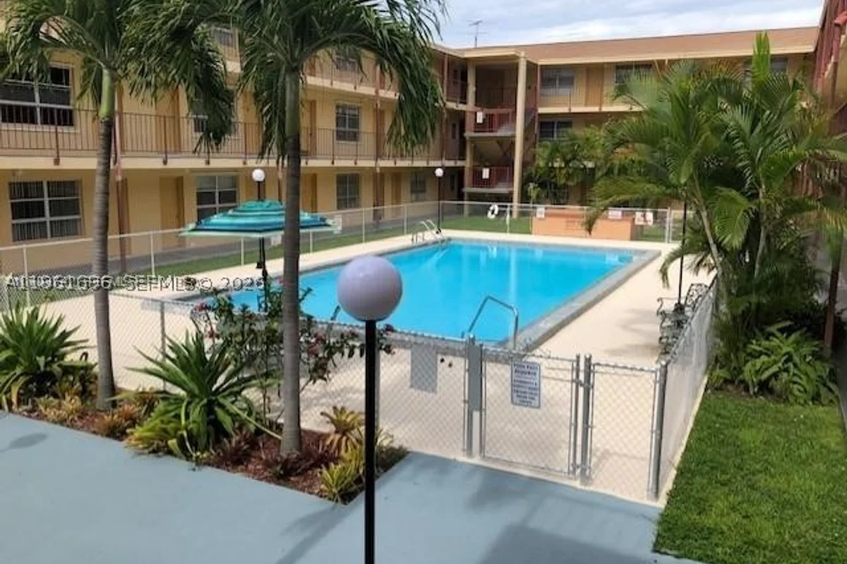 3881 W Flagler St #208, Miami: photo 1 of 10