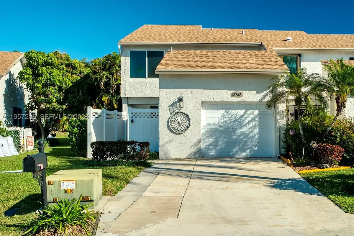 6768 Canary Palm Cir, Boca Raton: photo 1 of 39