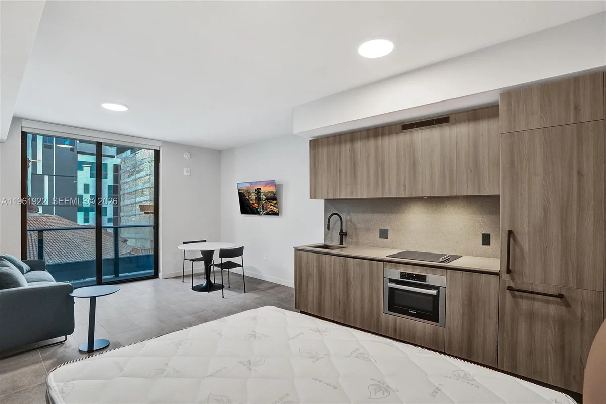 121 NE 5th St #807, Miami: photo 1 of 27