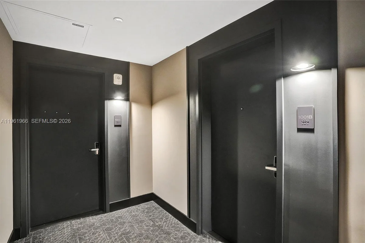 121 NE 5th St #1001B, Miami: photo 1 of 28