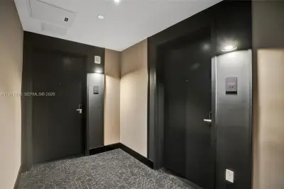 121 NE 5th St #401B, Miami: photo 1 of 31