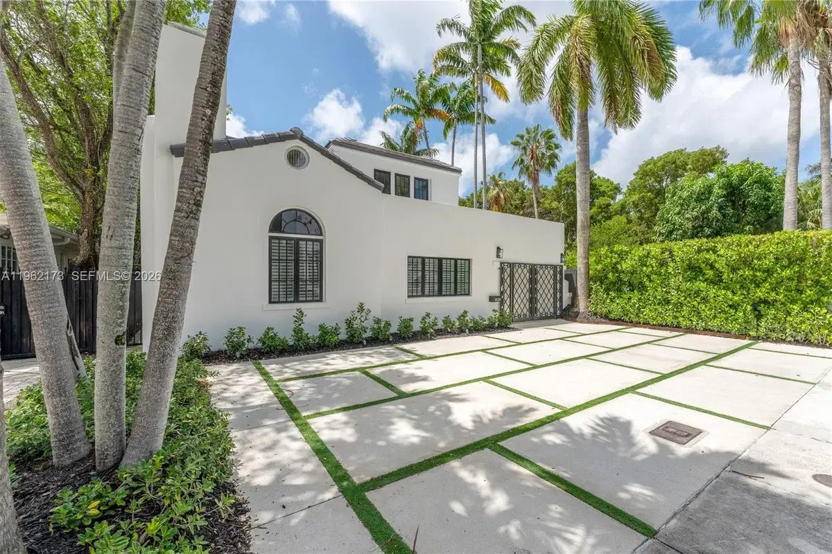 1826 Fairhaven Pl, Miami: photo 1 of 50