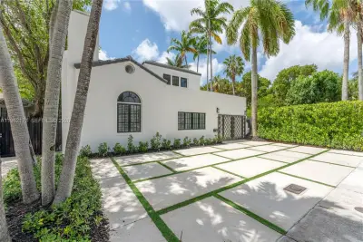 1826 Fairhaven Pl, Miami: photo 1 of 50