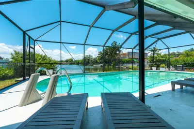 21320 NE 25th Ct, Miami: photo 1 of 40