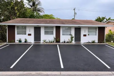 280 NE 40th Ct, Oakland Park: photo 1 of 17