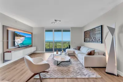 14951 Royal Oaks Ln #2201, North Miami: photo 1 of 23