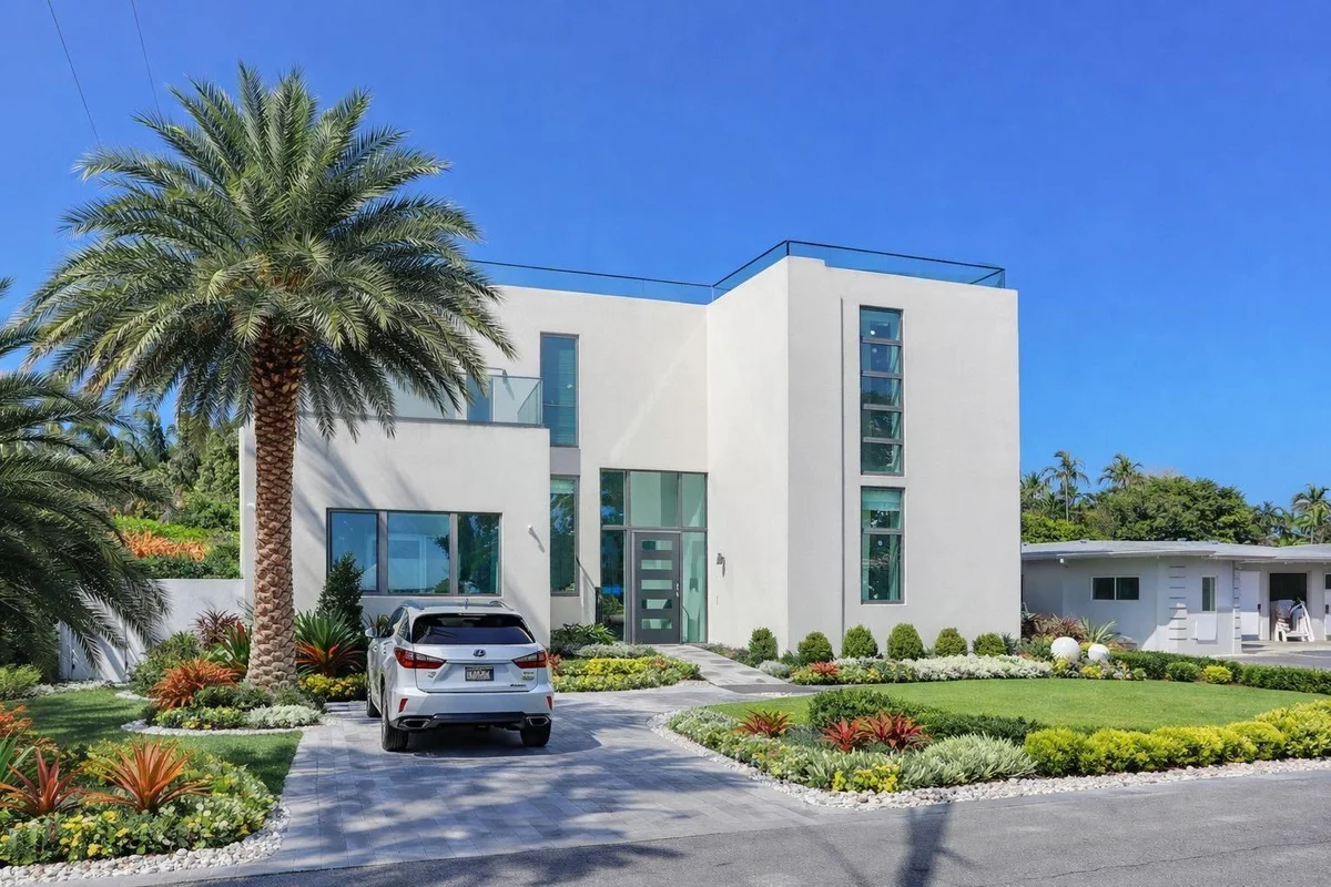 2421 NE 201st St, Miami: photo 1 of 27