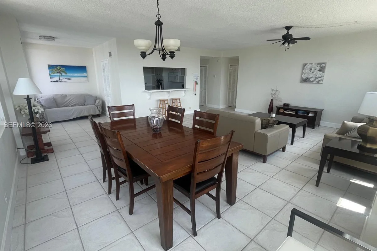 Condo in Hollywood: photo 1 of 21