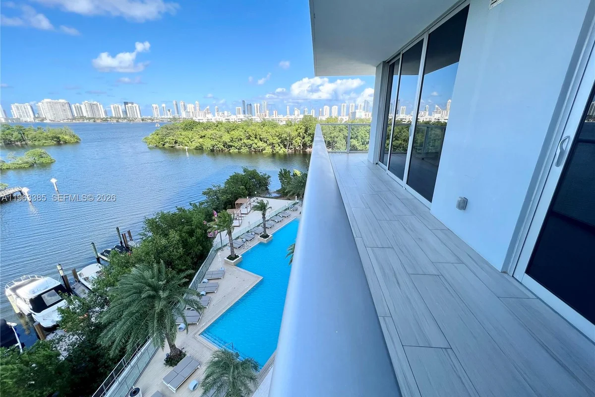 16385 Biscayne Blvd #607, North Miami Beach: photo 1 of 30