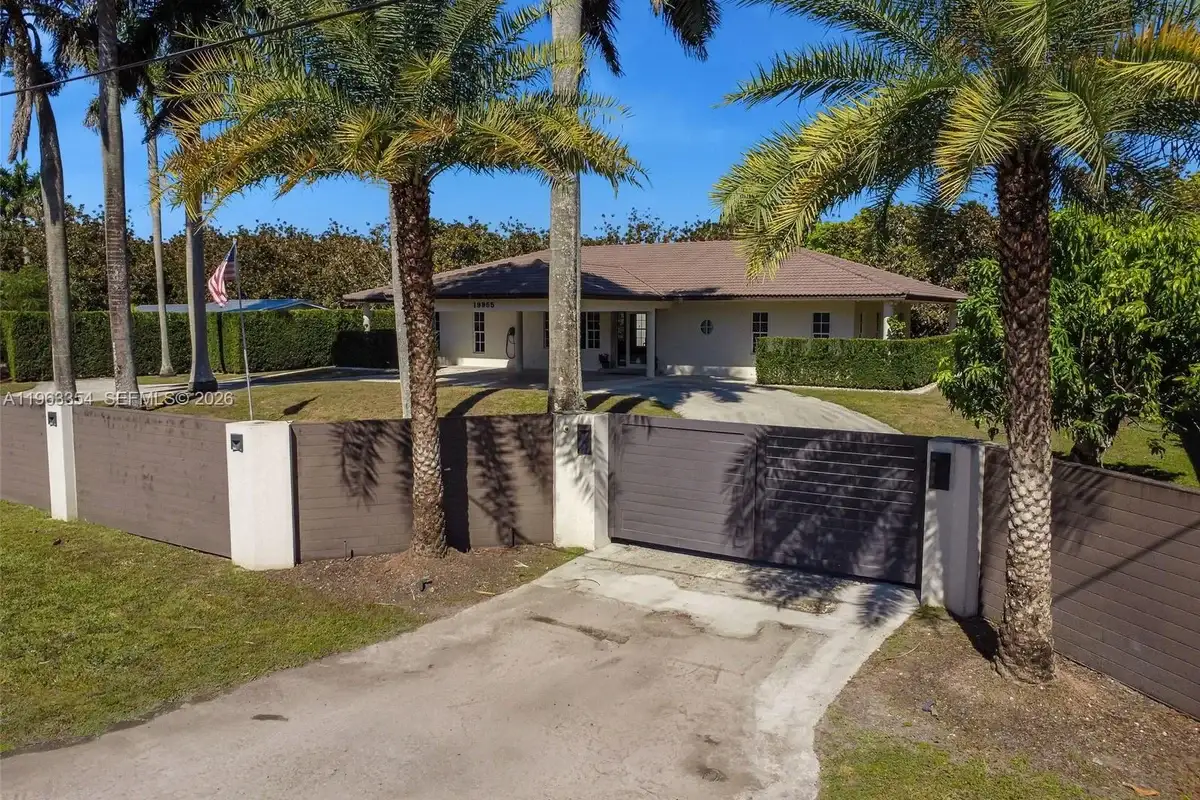 19955 SW 186th St, Miami: photo 1 of 39