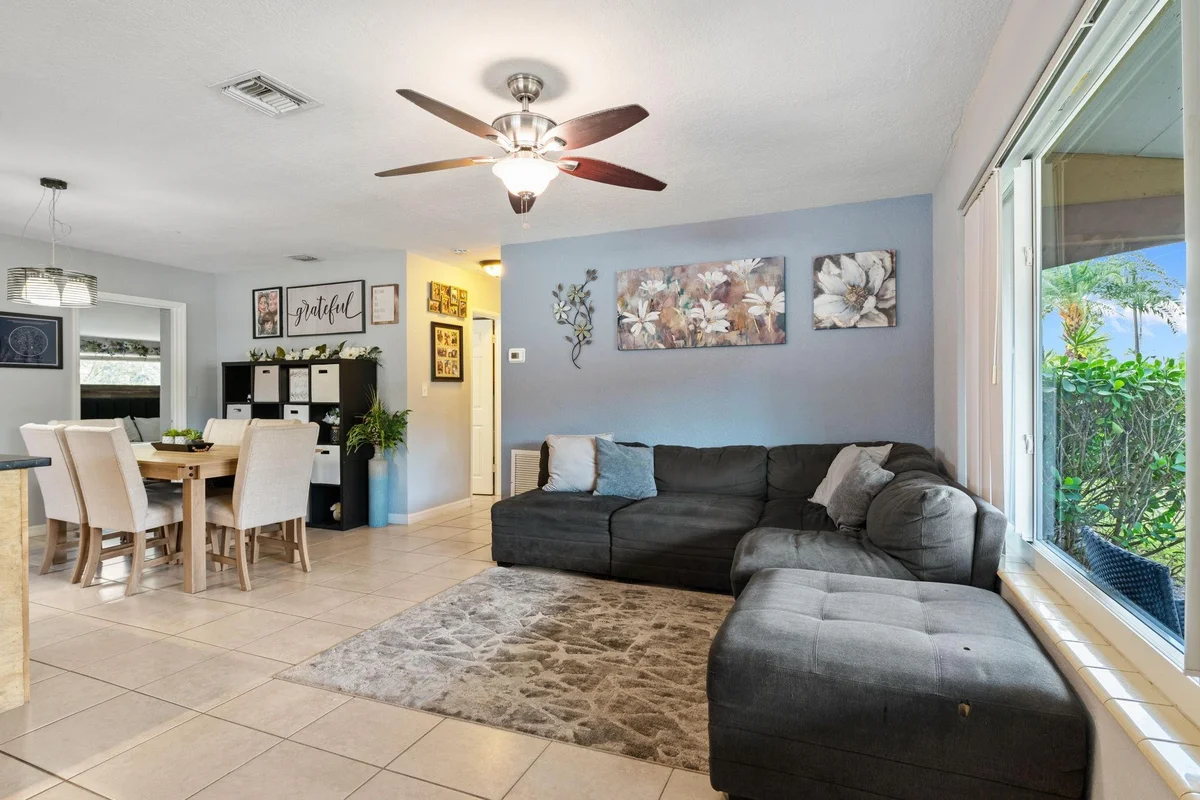 5554 SW 6th St, Margate: photo 1 of 25