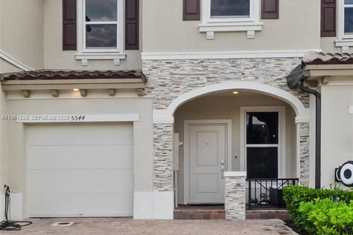 5544 NW 27th Pl, Lauderhill: photo 1 of 43