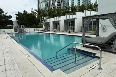 851 NE 1st Ave #1, Miami: photo 1 of 9