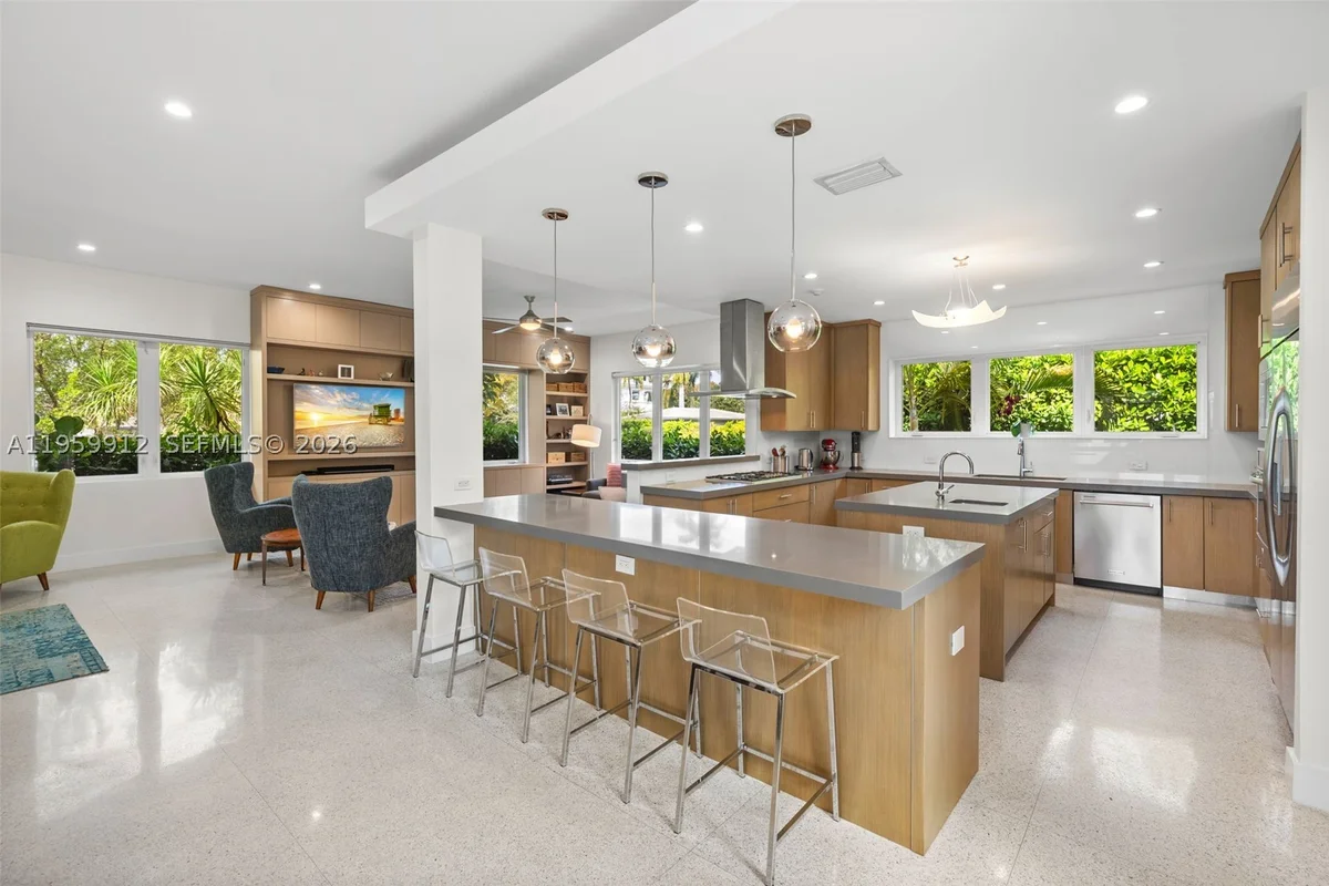 4595 N Jefferson Ave, Miami Beach: photo 1 of 25