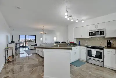 2334 S Cypress Bend Dr #907, Pompano Beach: photo 1 of 18