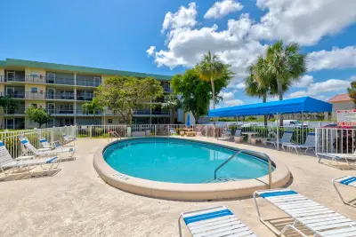 806 SE 7th St #201, Deerfield Beach: photo 1 of 23