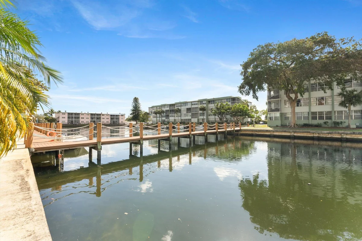 2751 Taft St #403, Hollywood: photo 1 of 30