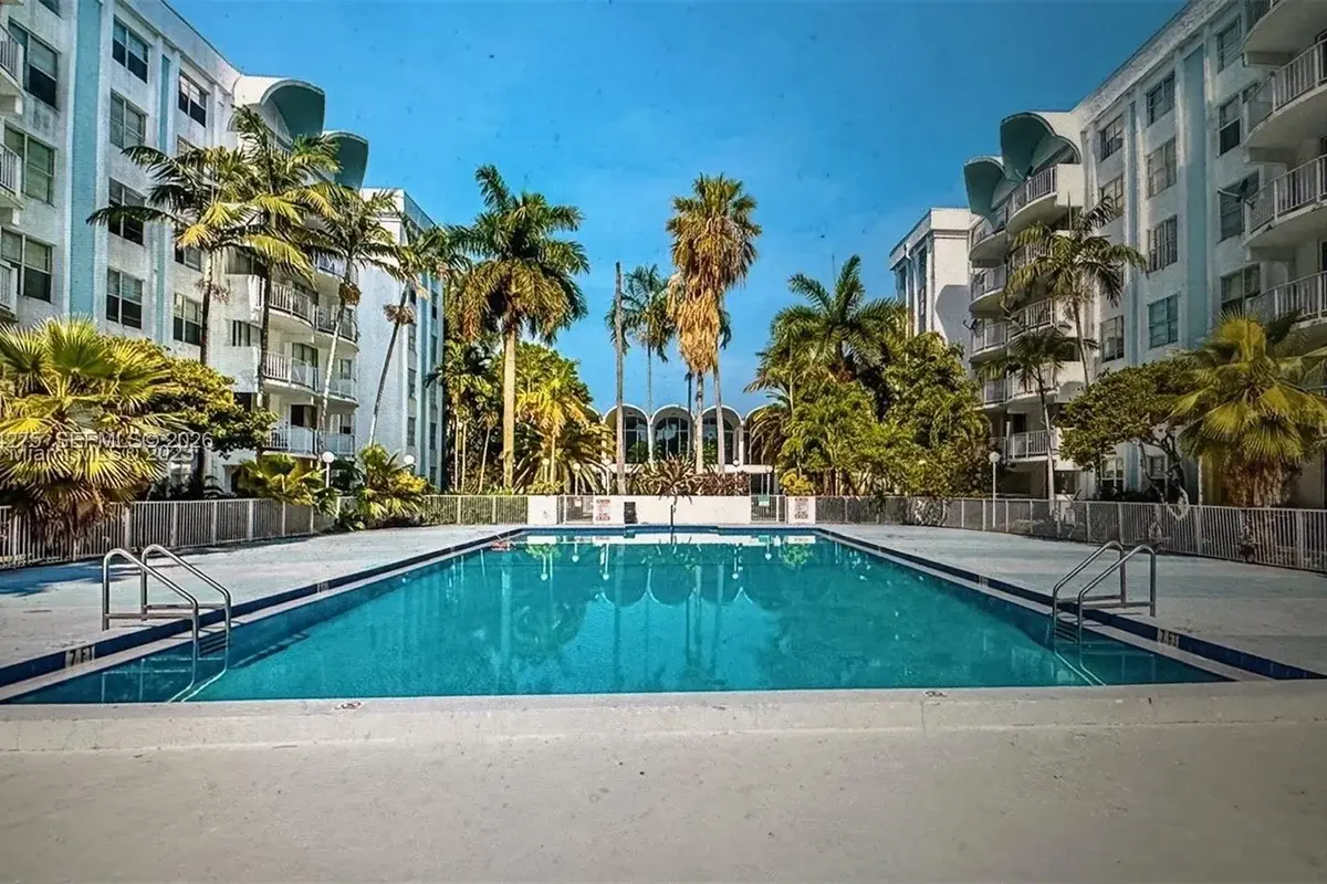 496 NW 165th St Rd #D-614, Miami: photo 1 of 9