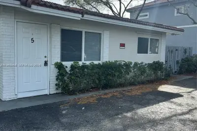 8704 NW 38th Dr, Coral Springs: photo 1 of 21