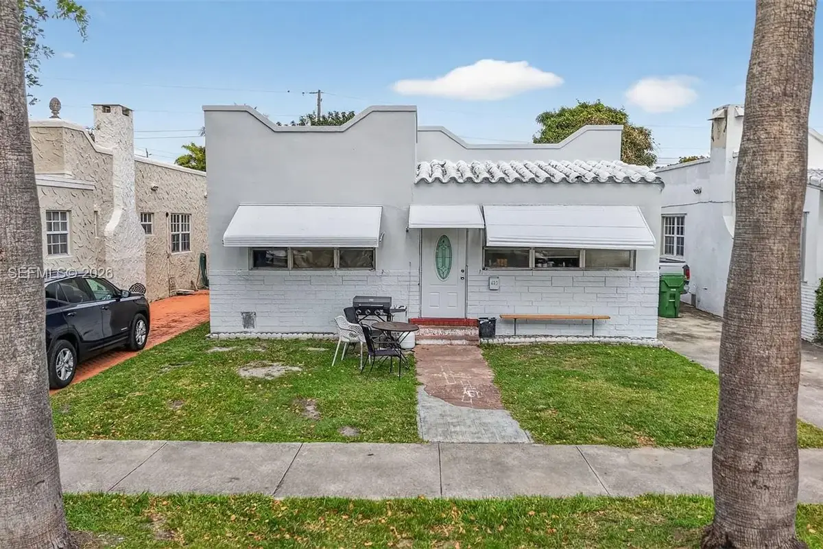 623 NE 4th St, Hallandale Beach: photo 1 of 32