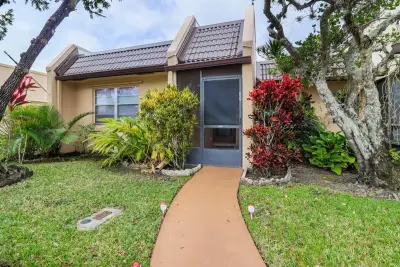 107 Lake Terry Dr, West Palm Beach: photo 1 of 18