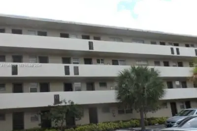 1690 NE 191st St #315-1, Miami: photo 1 of 17