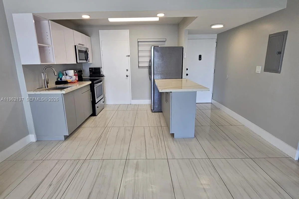 15600 NW 7th Ave #703, Miami: photo 1 of 16