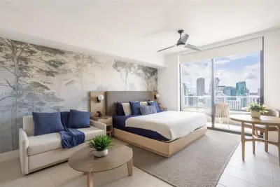 159 NE 6th St #4010, Miami: photo 1 of 45