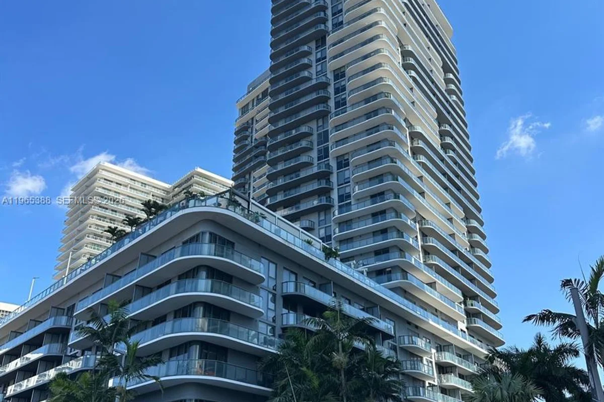 121 NE 34th St #1505, Miami: photo 1 of 21