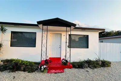 1100 NW 75th St, Miami: photo 1 of 24