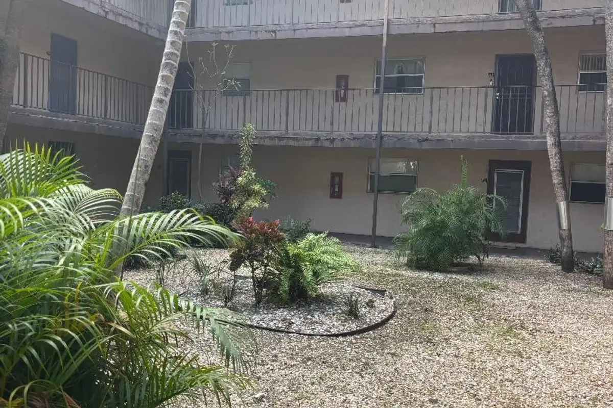 2840 Somerset Dr #206, Lauderdale Lakes: photo 1 of 5
