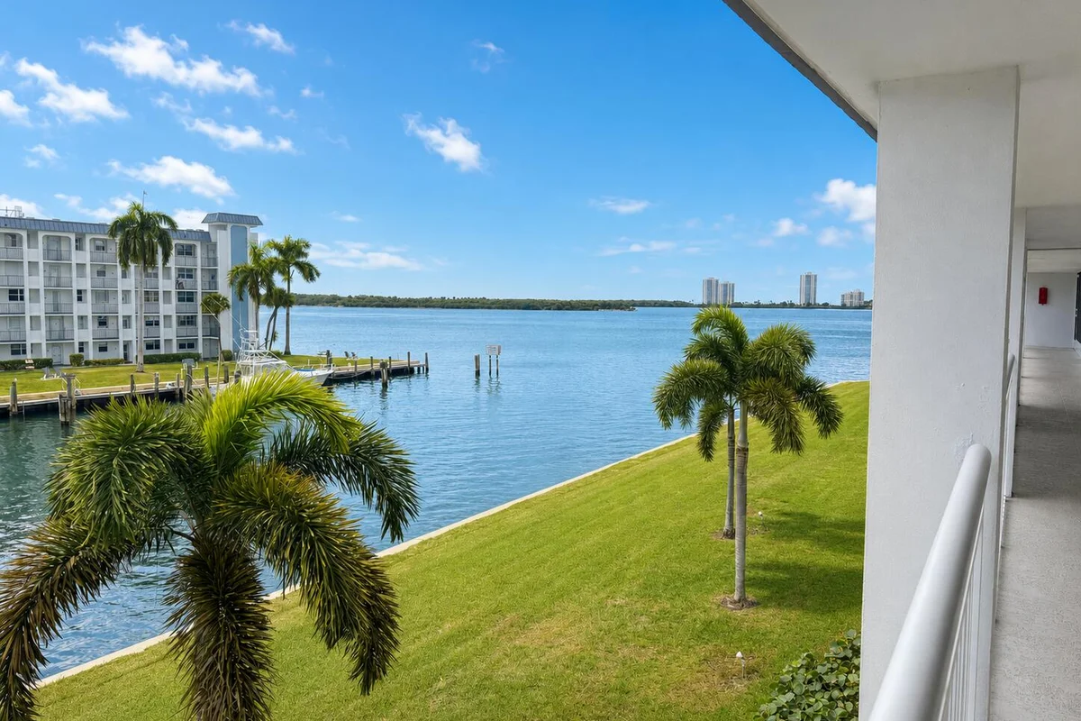 111 Shore Ct #302, North Palm Beach: photo 1 of 9
