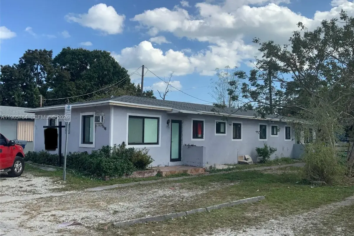 896 NW 103rd St, Miami: photo 1 of 11