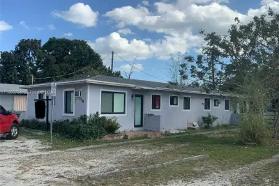 896 NW 103rd St, Miami: photo 1 of 11