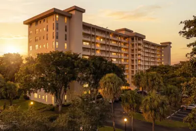 575 Oaks Ln #1002, Pompano Beach: photo 1 of 50