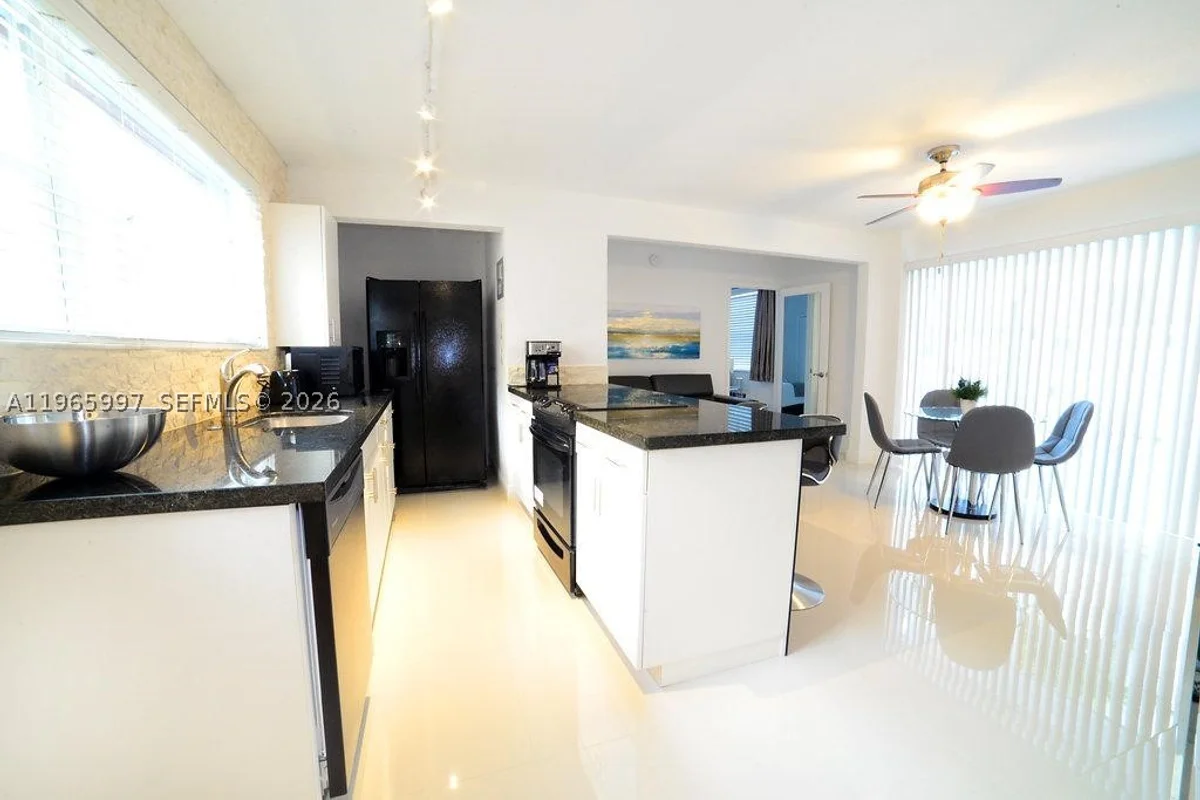 Apartment in Hollywood: photo 1 of 24