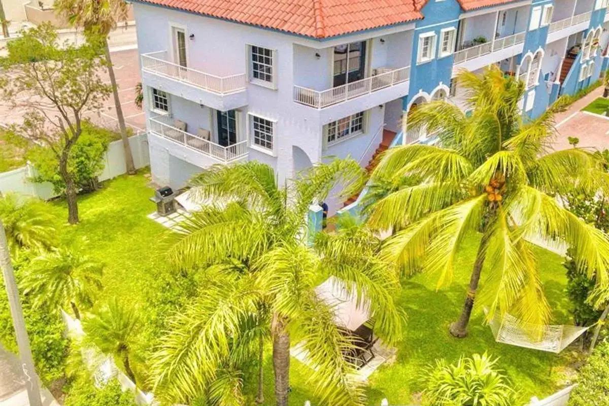 355 Virginia St, Hollywood: photo 1 of 34