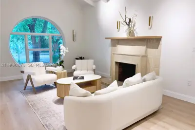 775 NE 76th St, Miami: photo 1 of 34
