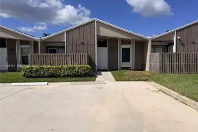 504 Woodgate Cir #C, Sunrise: photo 1 of 12