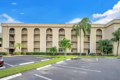 3231 Holiday Springs Blvd #105, Margate: photo 1 of 10