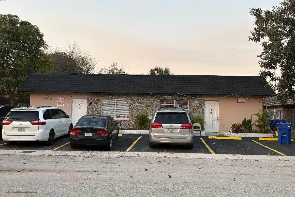 7625 SW 10th St, North Lauderdale: photo 1 of 20
