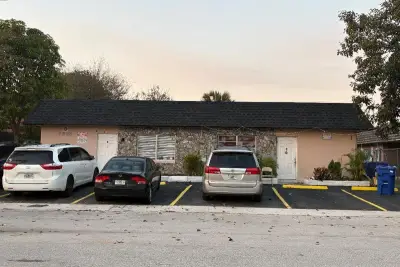 7625 SW 10th St, North Lauderdale: photo 1 of 20