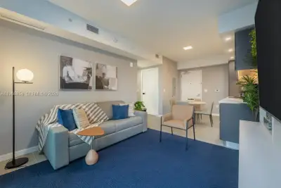 227 NE 2nd St #1905, Miami: photo 1 of 17