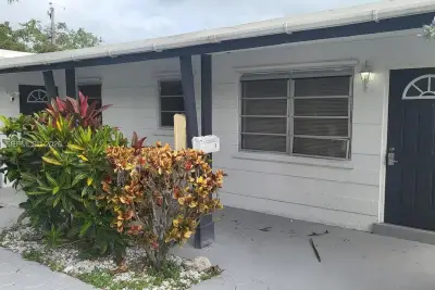 821 NE 6th St #1, Hallandale Beach: photo 1 of 11