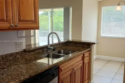 Condo in Tamarac: photo 1 of 10